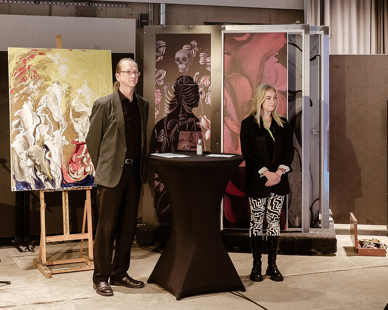 Tietomallintaja Lauri Melvasalo kertoi &auml;lykk&auml;ist&auml; suunnitteluty&ouml;kaluista. Vieress&auml; illan juontaja Olivia Oras.